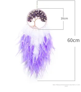 Détail de l'attrape-rêves Arbre de Vie avec des pierres de cristal violet et plumes