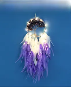 Détail de l'attrape-rêves Arbre de Vie avec pierres violettes, plumes et LED