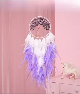 Détail d'un attrape-rêves arbre de vie avec pierres violettes et plumes douces