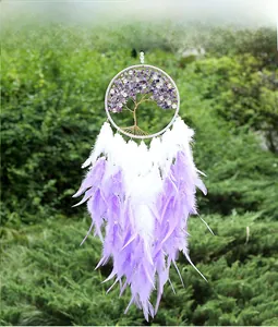 Détail d'un attrape-rêves bohème avec arbre de vie en cristal violet et plumes