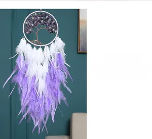 Détail de l'attrape-rêves Arbre de Vie avec pierres violettes et plumes douces bicolores