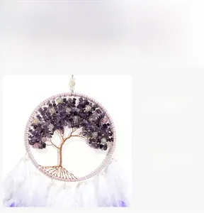 Vue détaillée du filet tissé à la main et de l'attrape-rêves arbre de vie en cristal violet
