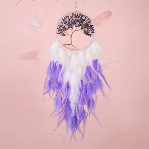 Capteur de rêves arbre de vie en cristal violet avec plumes blanches sur fond rose