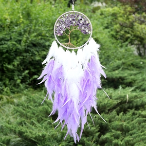 Capteur de rêves Arbre de Vie avec cristaux violets et plumes douces suspendu dehors