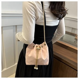Petit sac seau rose en cuir plissé avec perles sur le cordon et bandoulière