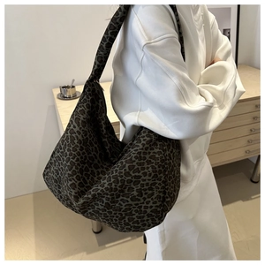Détail d'un grand sac cabas en toile à imprimé léopard avec fermeture éclair sur l'épaule