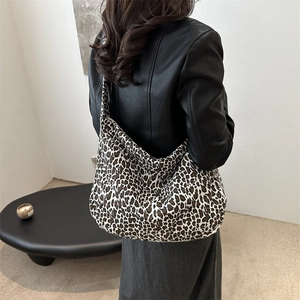 Grand sac cabas léopard pour femme avec un design élégant de sac hobo porté à l'épaule