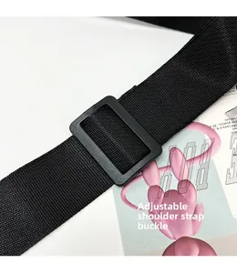 Gros plan sur la bandoulière réglable en nylon noir avec boucle pour sacs à bandoulière