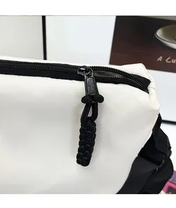 Vue détaillée du nylon imperméable ivoire et de la fermeture éclair avant avec cordon