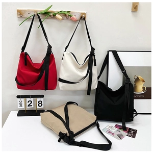 Groupe de sacs hobo en nylon rouge, blanc, noir et kaki avec de larges bandoulières