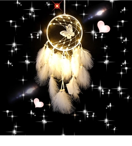 Detalle de atrapasueños de mariposa blanca con luces LED y plumas suaves