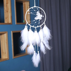 Atrapasueños blanco con mariposa de encaje y plumas para decoración de habitaciones