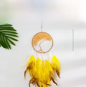 Dettaglio macro dell'acchiappasogni Albero della Vita con citrini e piume colorate