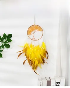 Dettaglio di acchiappasogni albero della vita con piume e perle per decoro murale