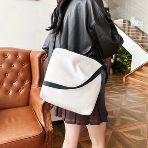 Grand sac bandoulière blanc avec large sangle noire réglable pour le style quotidien