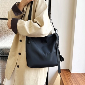 Grand sac fourre-tout en nylon noir pour le bureau avec bandoulière réglable au style sport