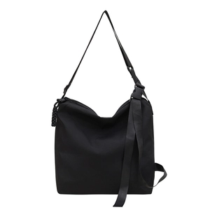 Sac fourre-tout noir de style japonais avec bandoulière réglable et boucle utilitaire