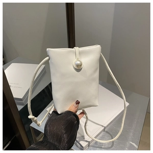 Dettaglio borsa porta cellulare in pelle PU bianca con una grande ed elegante fibbia a perla