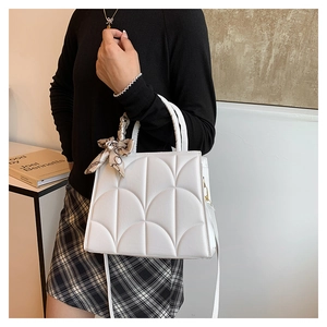 Bolso bandolera blanco acolchado con elegante pañuelo de seda marrón en el asa