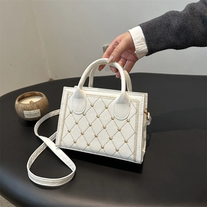 Sac à Épaule Vintage Matelassé Broderie Coeur pour Femmes Cuir PU Sac à Bandoulière Avec Sangle Détachable Petit Sac Carré de Mode pour le Quotidien