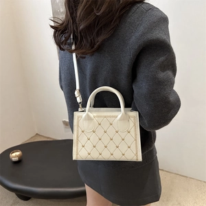 Sac sous le bras matelassé crème avec motifs cœurs et bandoulière pour femmes chic