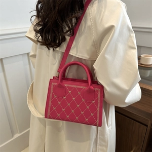 Sac à bandoulière rose fuchsia matelassé avec broderies cœur et bords festonnés élégants