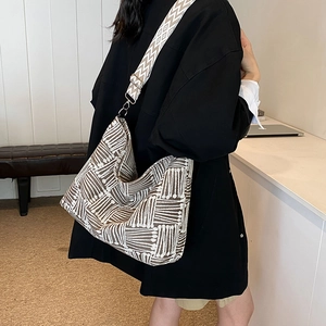Large-capacity crossbody tote bag with vertical geometric patterns and wave shoulder strap