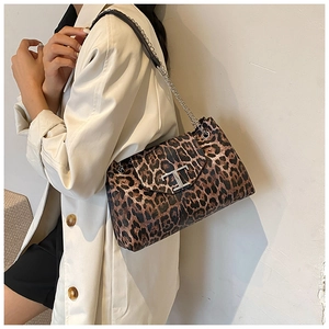 Detail of leopard print shoulder bag with silver T-shaped metal buckle and chain strap