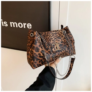 Dettaglio borsa leopardata con fibbia a T in metallo dorato e tracolla a catena