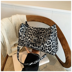 Dettaglio borsa a spalla leopardata alla moda con fibbia in metallo a T argentata
