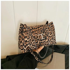 Dettaglio borsa leopardata con fibbia a T in metallo argento e tracolla a catena