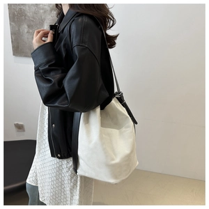 Detailansicht der großen weißen Canvas-Beuteltasche mit verstellbarem Lederriemen