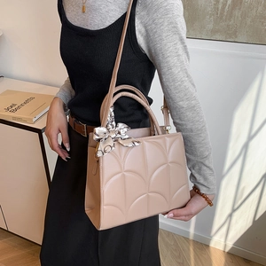 Elegante bolso bandolera beige acolchado con asa de pañuelo de seda y correa ajustable