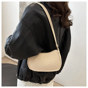Borsa a tracolla retrò beige a mezzaluna con trama trapuntata a V e stile minimalista