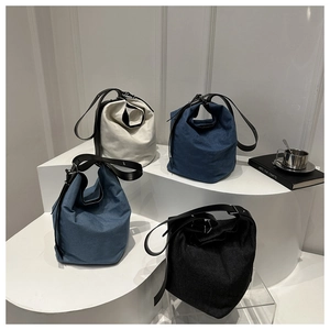 Minimalistische Bucket-Bags aus Denim und Canvas in Blau, Creme und Schwarz im Set