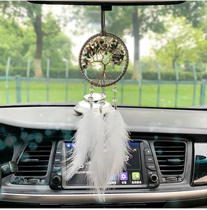 Auto Rückspiegel Anhänger mit Lebensbaum Kristall Design und weißen Federn im Detail