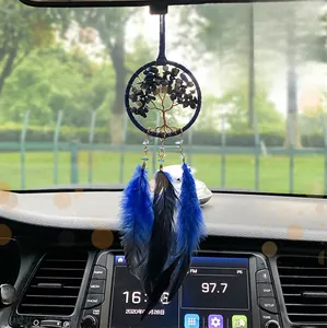 Détail macro d'un attrape-rêves Arbre de Vie bleu pour voiture avec plumes et pierres