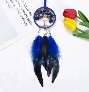 Détail de l'attrape-rêves arbre de vie avec perles bleu foncé et plumes en dégradé d'art