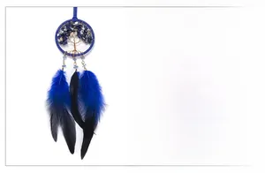 Détail du pendentif Arbre de Vie avec pierres bleues et plumes en dégradé pour voiture