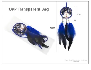Détail d'un attrape-rêves Arbre de Vie avec pierres bleues et plumes graduées