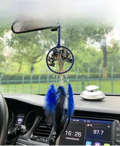 Détail de l'attrape-rêves de voiture Arbre de Vie avec plumes et pierres bleues