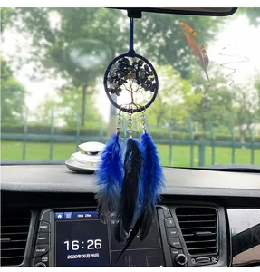Détail de la suspension de voiture Arbre de Vie avec pierres et plumes bleues