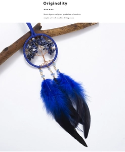 Détail d'attrape-rêves arbre de vie avec pierres bleues et plumes sur une branche