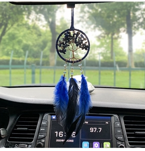 Détail du pendentif arbre de vie pour voiture avec plumes bleues sur rétroviseur