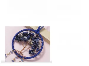 Détails de l'attrape-rêves Arbre de Vie avec pierres bleues et tissage métallique précis