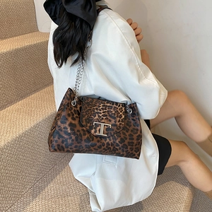 Borsa a spalla leopardata alla moda con fibbia a T argento e tracolla a catena