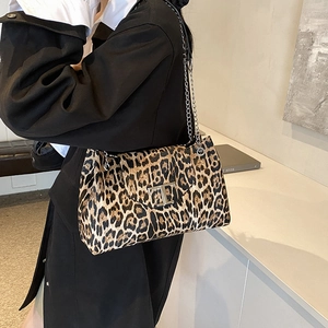 Fashionable leopard print chain shoulder bag with metallic T-clasp for women