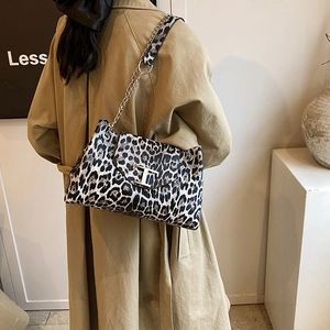 Borsa sottobraccio chic con stampa leopardata bianca e nera, catena argento e logo T in metallo