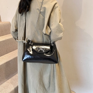 Sac à épaule chic noir brillant avec nœud argenté et bandoulière chaîne femme