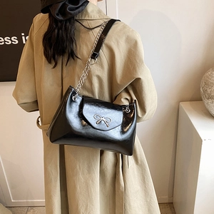 Sac à épaule noir en cuir verni pour femme avec nœud argenté et bandoulière en chaîne
